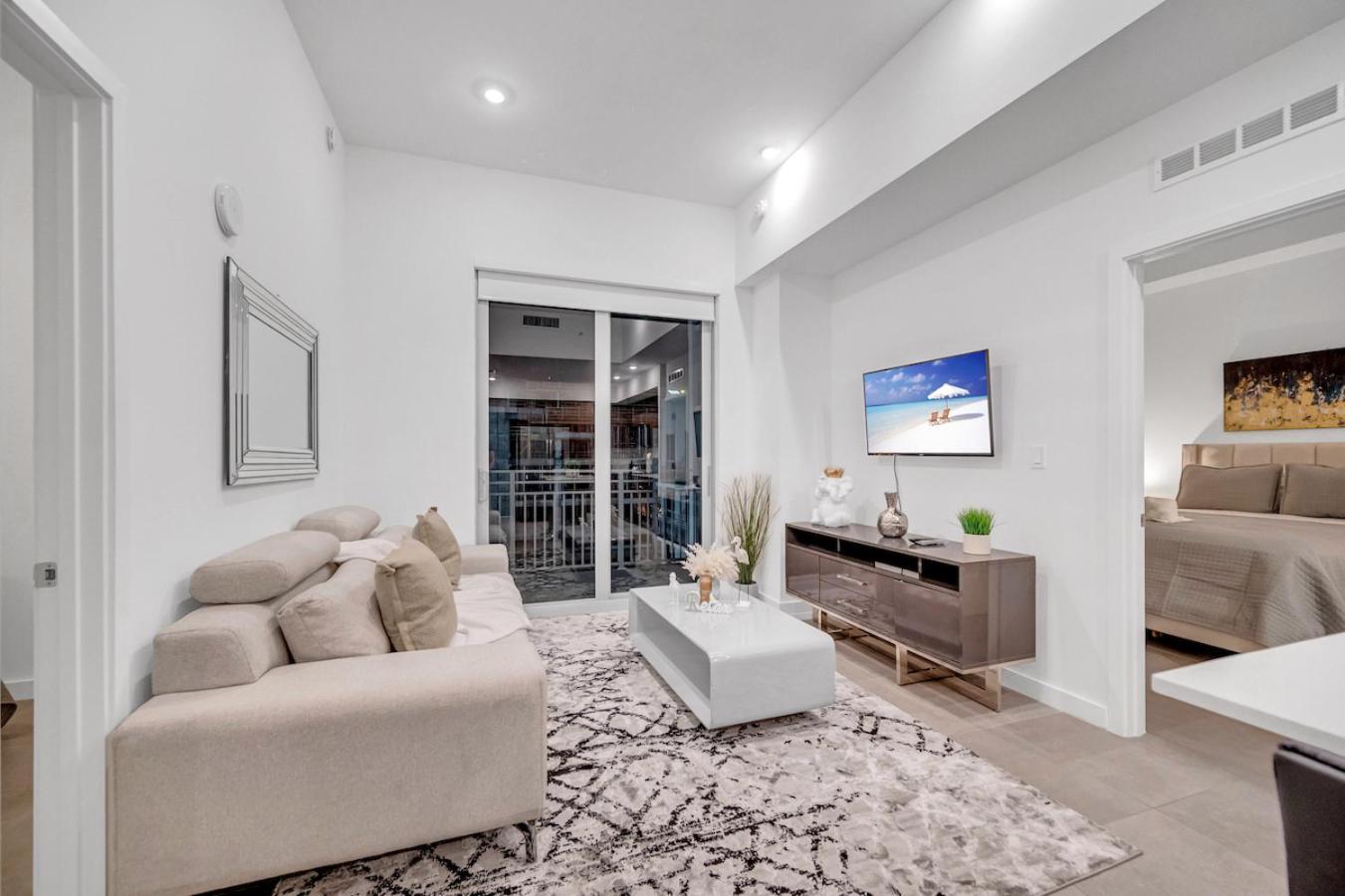 Modern Unit In The Heart Of Downtown With Free Parking Apartamento